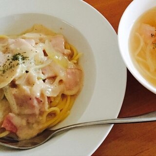 玉ねぎとベーコンのホワイトソースパスタ